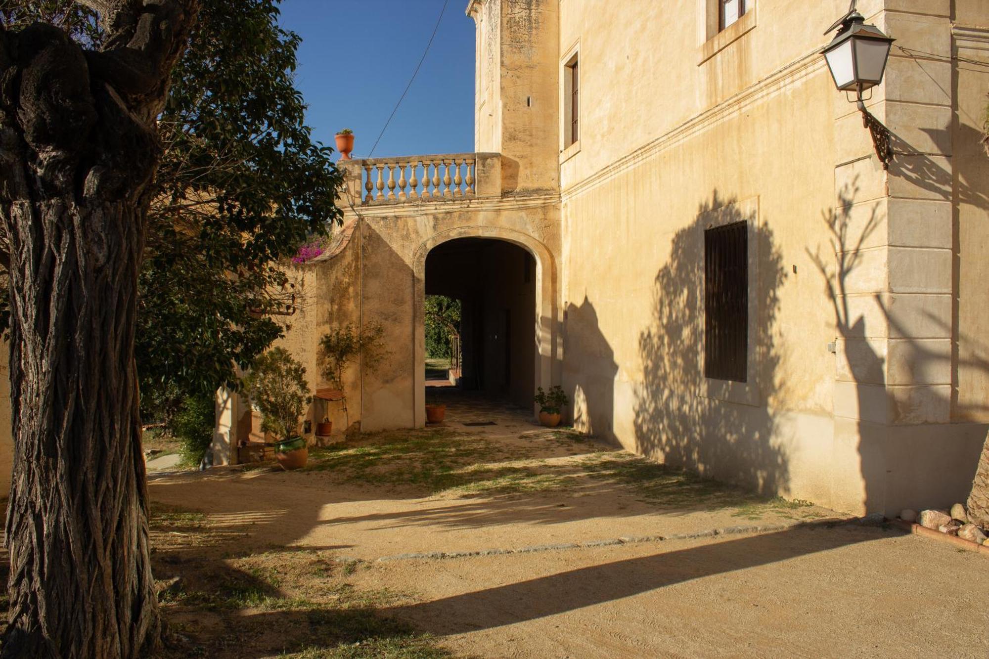 אלייה Can Rovira - Stunning Neoclassical Mansion, Just 20 Min Drive From Barcelona City Center, Ideal For Groups And Families מראה חיצוני תמונה